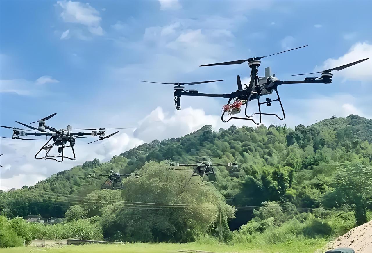 据媒体报道，四川乐山沐川县的“00后”小伙王清苇曾经是二手车从业者，如今利用无人