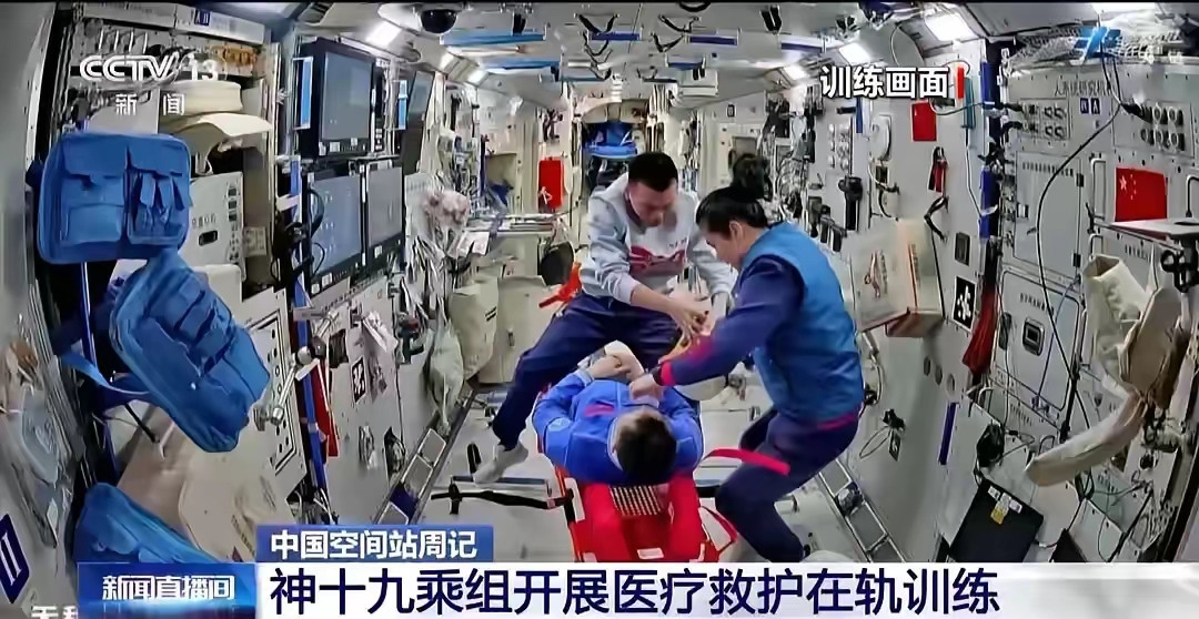 为预祝龙10与国际空间站对接成功，CCTV今天早早就发了一组我们航天员工作的视频。​日本籍航天员进入