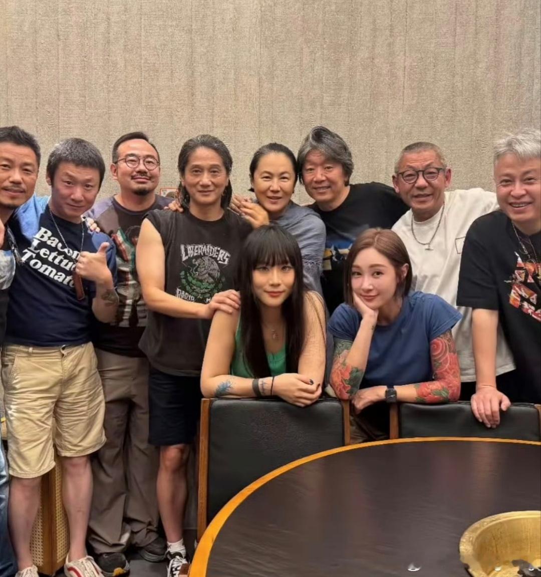 窦唯前妻高原举办生日聚会，女儿窦佳嫄身穿吊带亮相，歌手老狼也来了！网上晒出高原低
