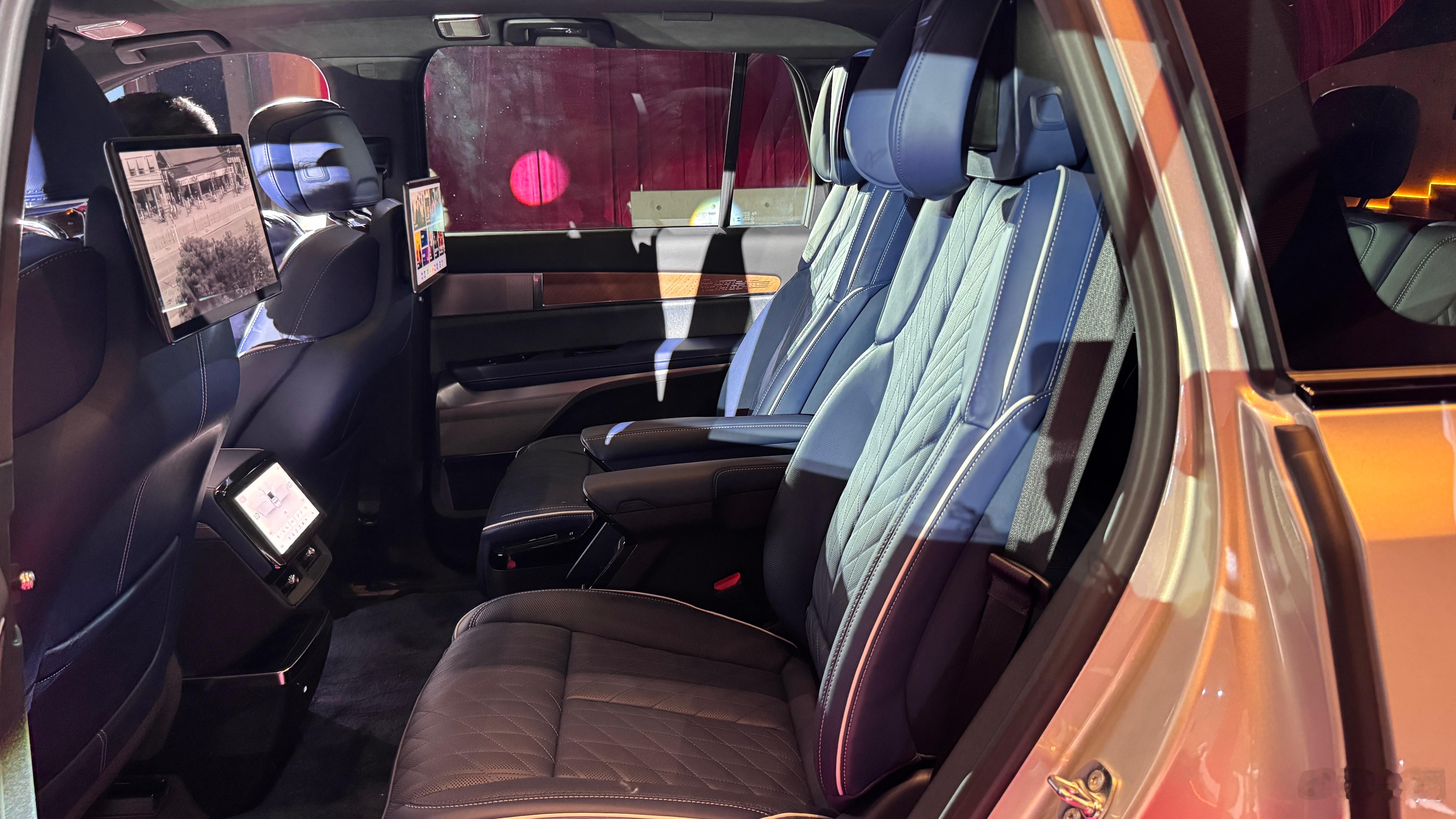 以往凯雷德尺寸的凯威德来了！价钱还是很顶级，46.88-50.88万！全品牌增换