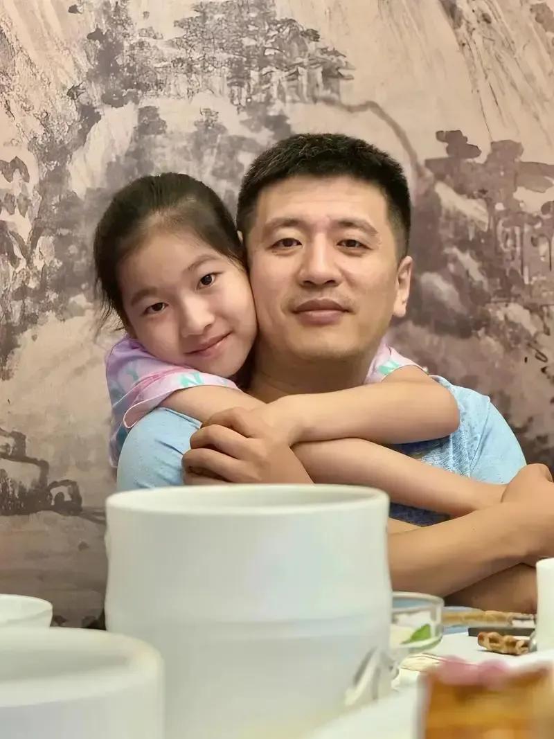 张姩菡（nianhan），才10岁，她的爸爸张雪峰就离开了，张雪峰曾说过留给女