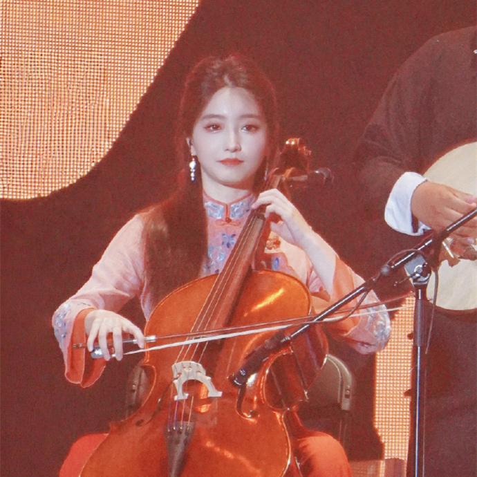 岳云鹏演唱会鼓曲社女琴师郭绮瑶备受网友关注。人长得漂亮，穿着有品味，优雅地拉着大