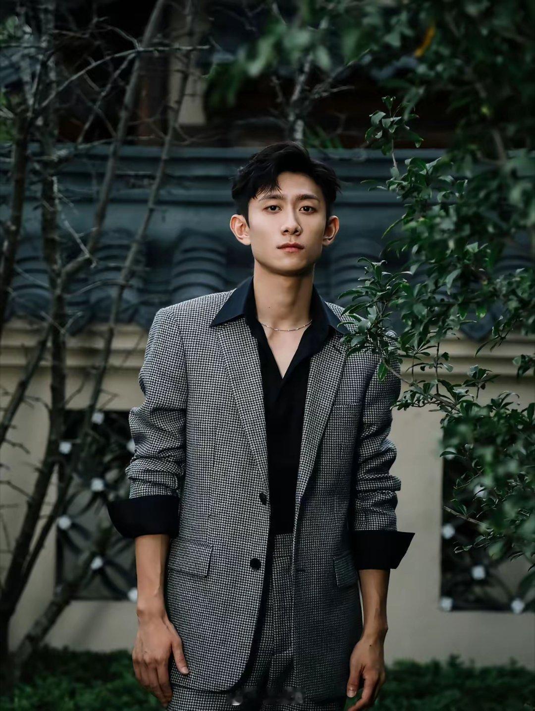 我有预感张一山很难找到对象了不是因为张一山要求高，而是因为张一山有点给人感觉太沉默了​既然是娱乐圈的