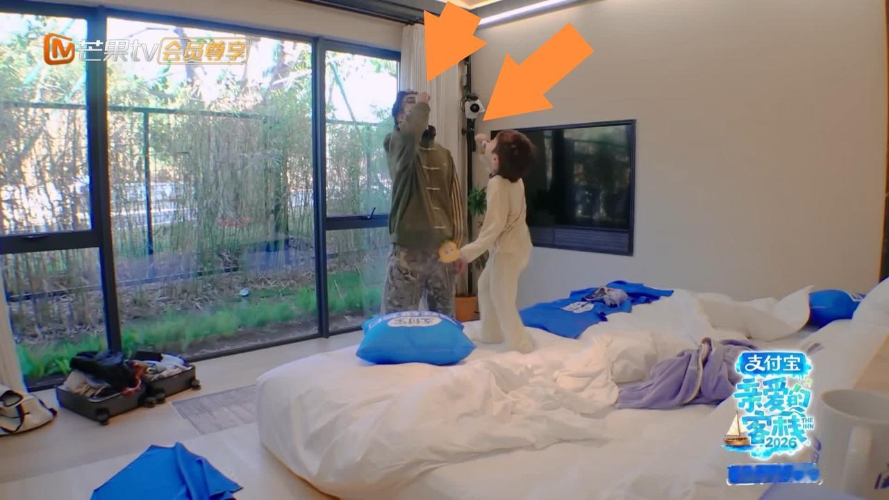 王鹤棣，沈月和小男孩“一家三口”，画面过于温馨，不忍错过。沈月哄小男孩