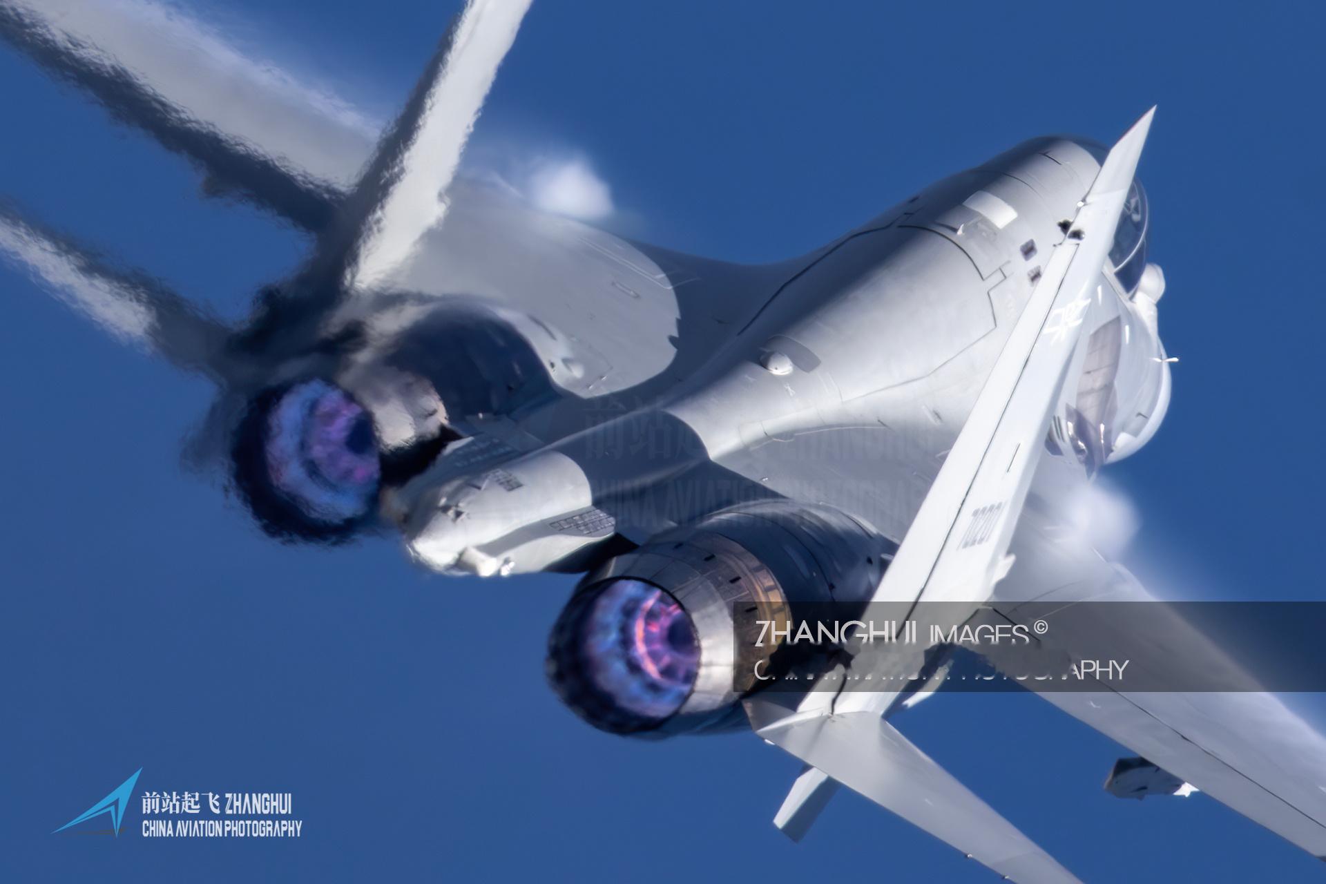 今年是把侧卫拍爽了，从9月份开始各种挂载的16，然后长春航展16的机动飞行也比2