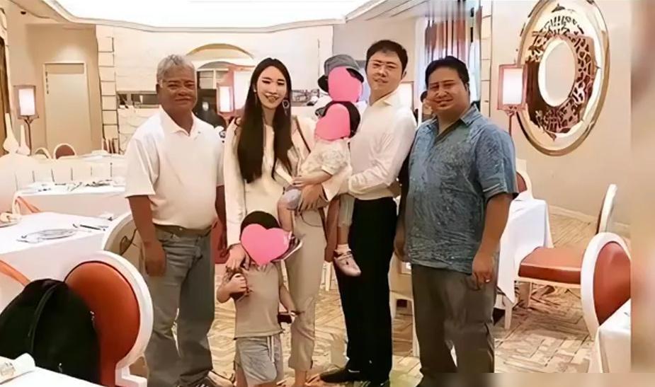 生日那天，她穿的是两年前穿过的同一条裙子。没有包场丽思卡尔顿，没有八克拉钻戒，