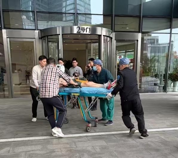 太唏嘘！张雪峰送医抢救画面，当时一身运动装束，最让人鼻酸的是，他脚上的跑鞋，还是