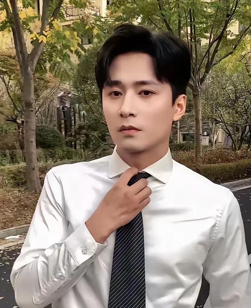 王皓祯没有成为短剧圈“一哥”，原因很简单，不是因为他长得丑，也不是因为他没有演