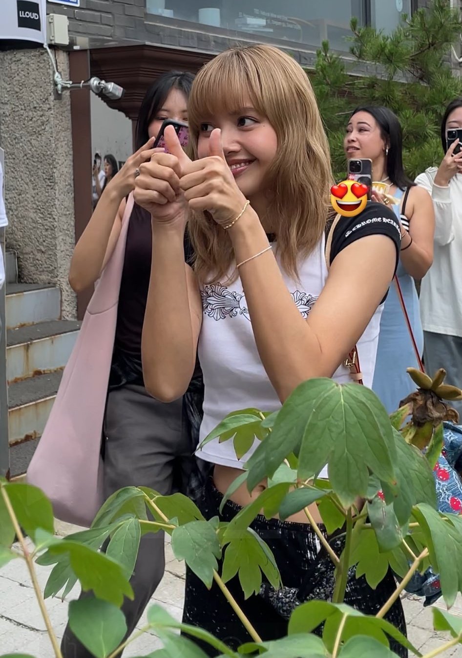 什么意思你说Lisa不仅举办跳蚤市场她还去了是吗[微笑]​​​