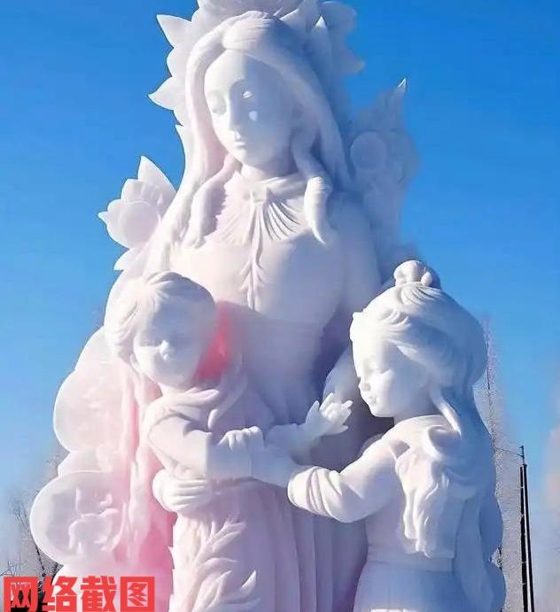 哈尔滨冰雪大世界开园迎客，便人来人往。随之在众人寻欢的乐趣里，这里发生了冰雕