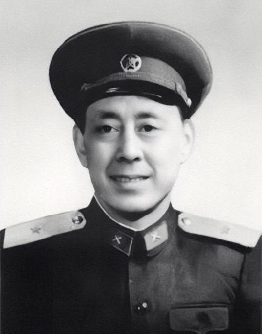1952年，一个战士在运炮弹时，突然发现师长有些面熟，仔细回想后，就对战友说：“