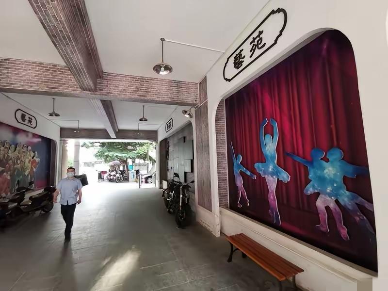 厦门一位老哥2020年把岛内房子卖了500万，直接存定期吃利息，躺平四年。今年