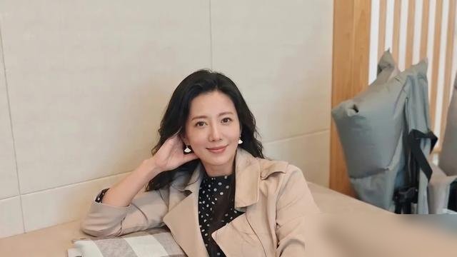 61岁张曼玉，踩着泥地给路虎站台，生图直接炸了。一身纯白，短发，外套两万九，裤子一万五。没有红毯，没