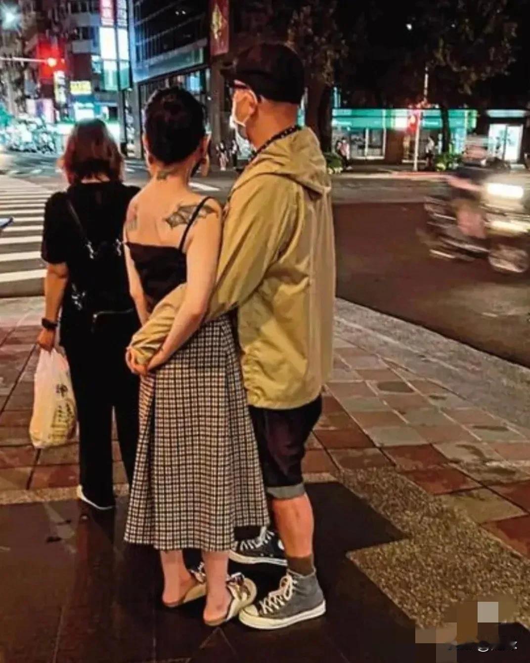 具俊晔应该是爱大S的，毕竟他是真真实实的提供了三年情绪价值。为了她被网友嘲笑“聚