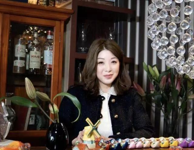 43岁港姐两遇渣男！倒贴百万还被出轨离婚，她的硬气太解气咱中国女人的骨气，