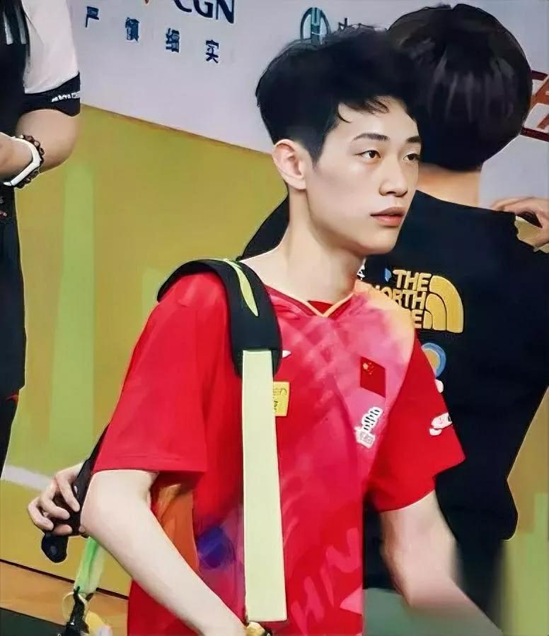 陈俊崧的球我算看明白了——拼是真拼，可瘦得也太“扎眼”了。国乒男队那堆“