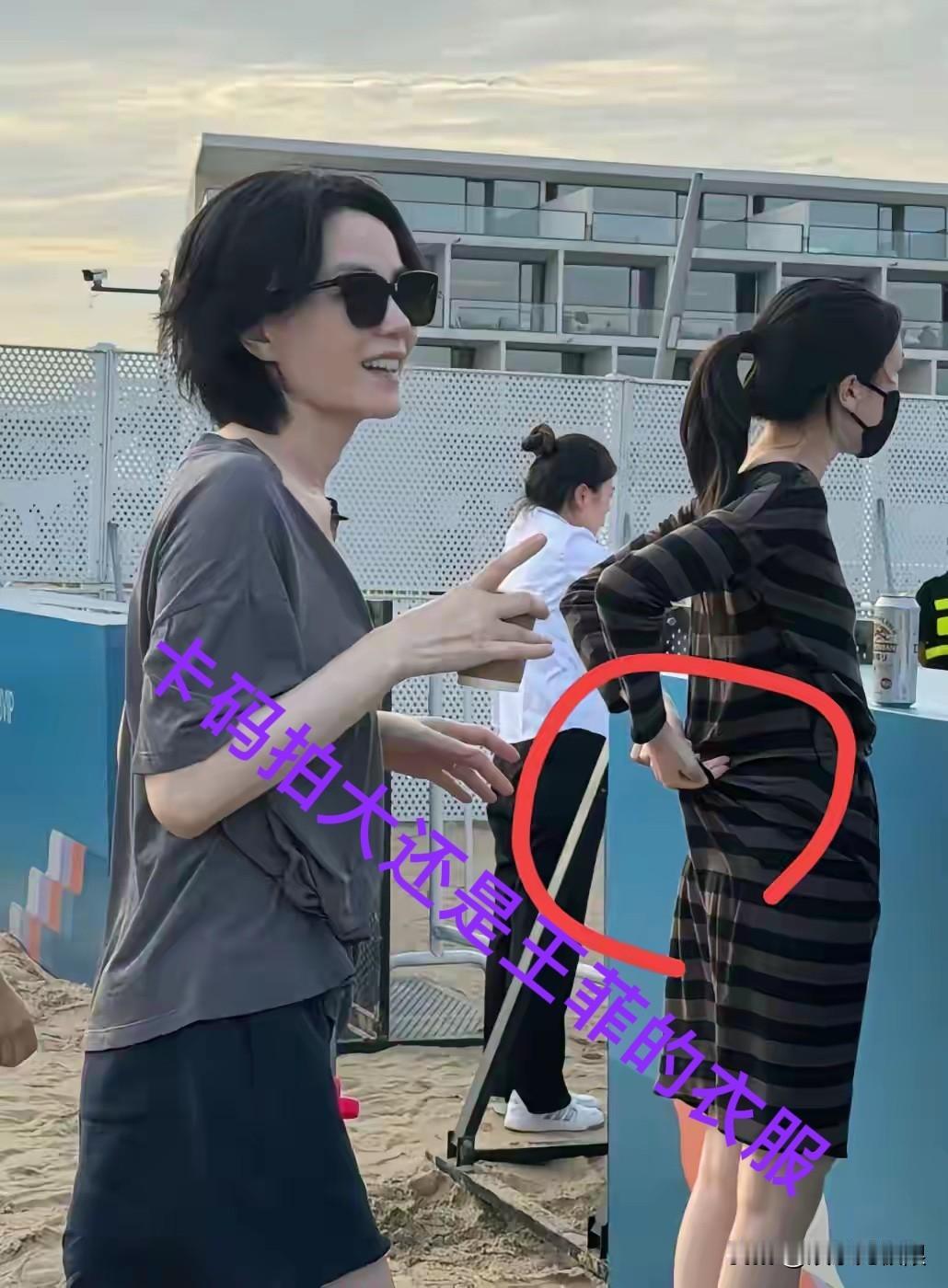 李嫣确实很牛，一个橡皮筋就搞定了，这一扎，腰身马上就出来了，确实比之前还要好看1