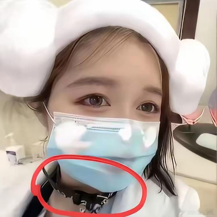 董小姐穿着神圣的白大褂，脖子上却套着一个黑色的项圈，不感觉很突兀吗？[吃瓜]​