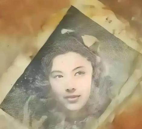 2016年，韩国送回一批志愿军烈士遗骸。在506号棺椁里，工作人员发现了一面旧铜