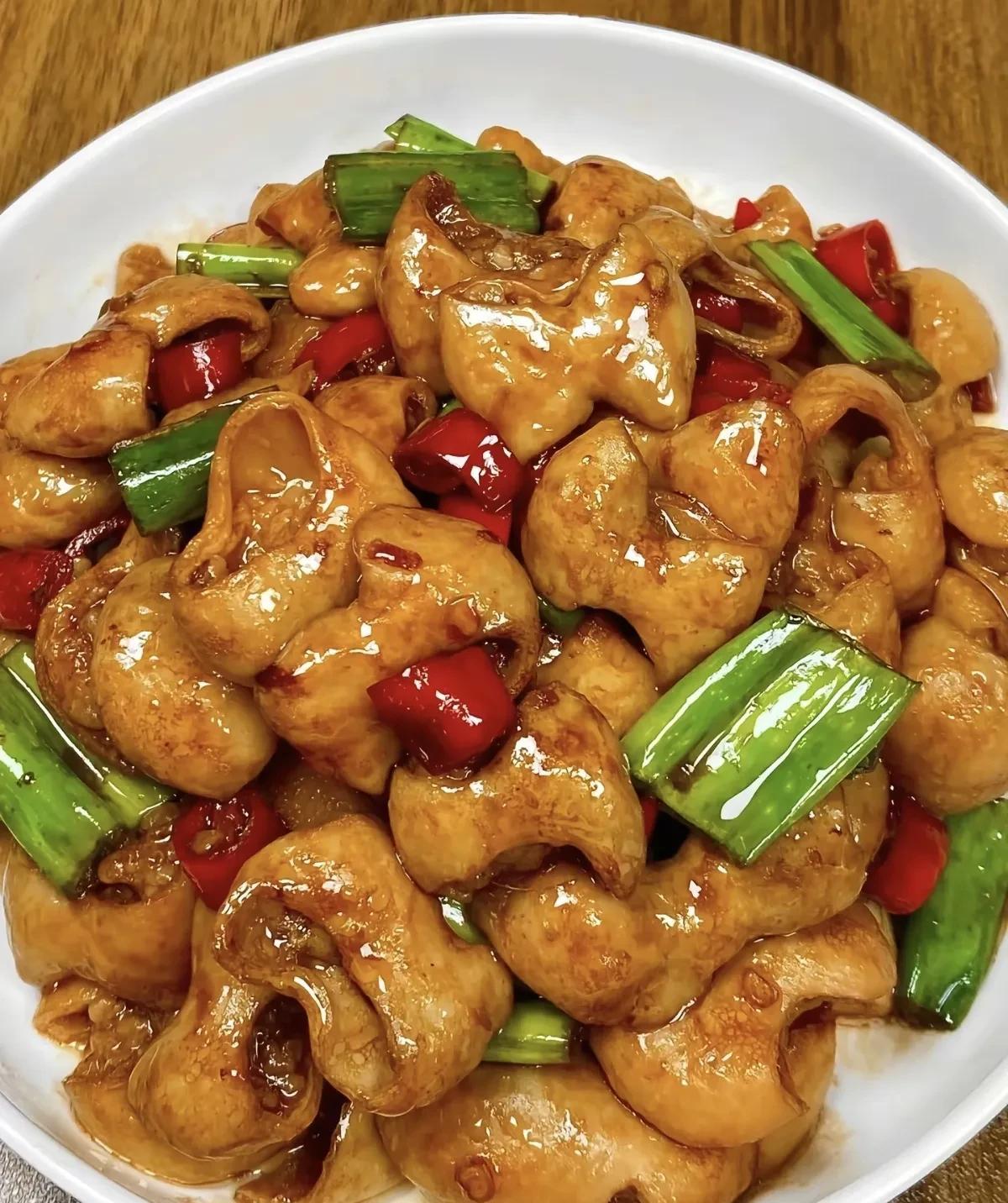买个一挂生的肥肠，3斤多一点，100元。感觉贵是略微贵了点，但是洗干净做出来