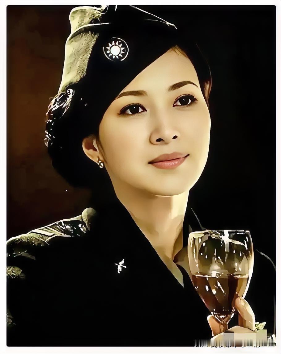 当年军统有个头号女特工向影心，跟日本军官跳舞，对方竟伸手摸她旗袍开衩，她笑着就把