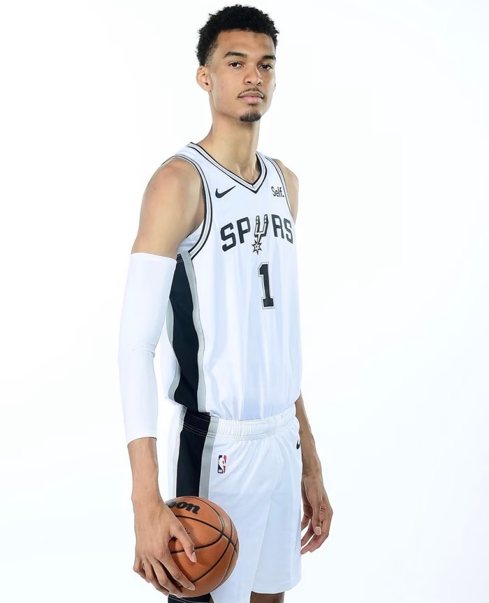 NBA23届两位2米20长人莱夫利与文班亚马的表现：1、莱夫利——23届12号秀