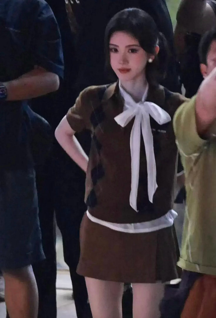 鞠婧祎万花世界这一套咖啡色套装有点像咖啡主理人哈哈，如此日常的衣服穿出来很时髦的