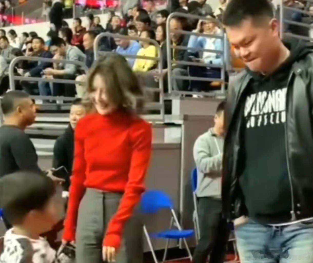 广东宏远老板娘对朱芳雨工作有多支持！据了解，朱芳雨一退役，就当上了广东宏远俱乐部