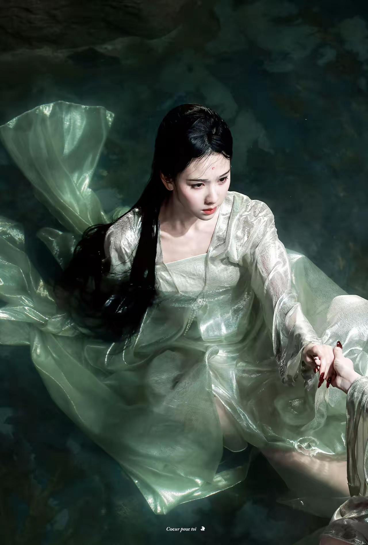 水中的陈都灵[比心]，好好看[爱心]《逐玉》月底前卫视都会播完，《月鳞绮