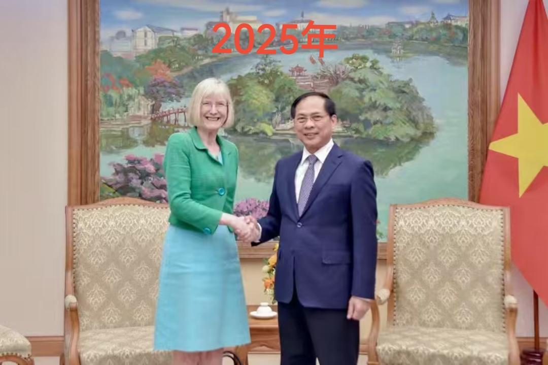 不讲究！时隔一年，同一套衣服会见不同的越南官员。2025年6月，澳大利亚驻越
