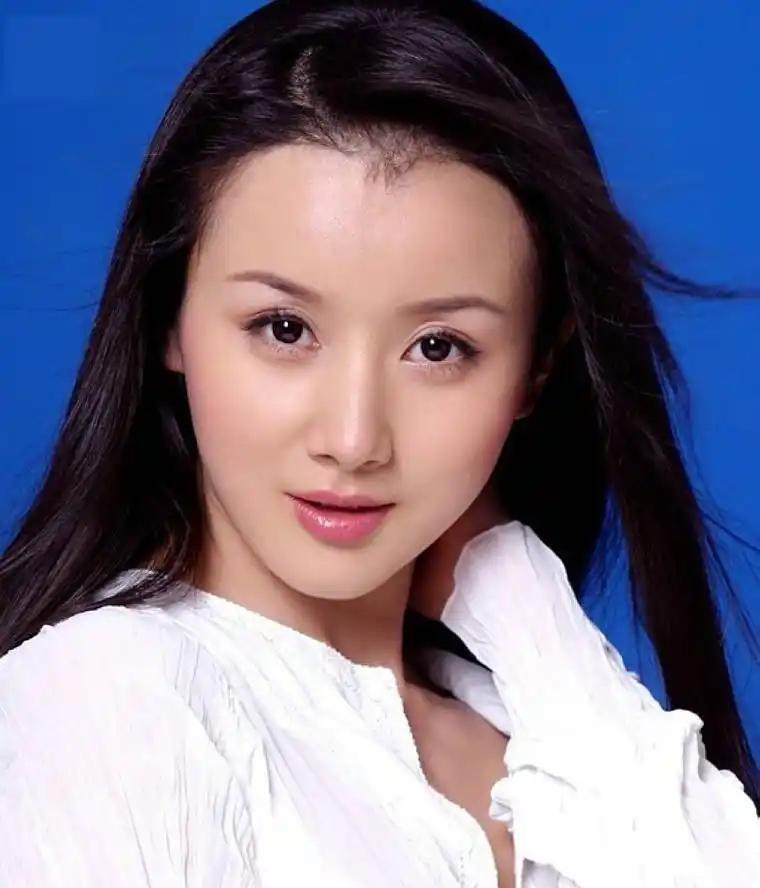 孙菲菲官宣离婚！控诉前夫“吃软饭”，被扒病历造假，避谈整容孙菲菲离婚了！她直接