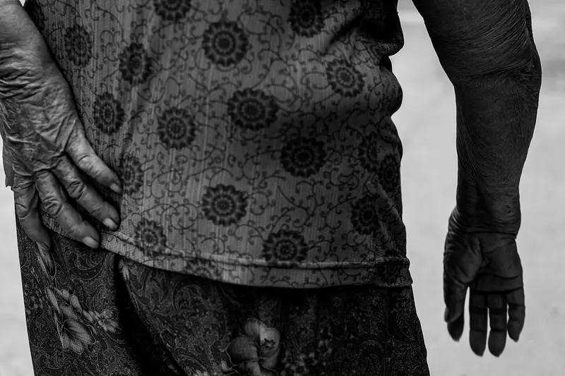 1936年，一名红军团长牺牲后被战友匆匆掩埋。一位路过的老妇人却没有离开，她割下