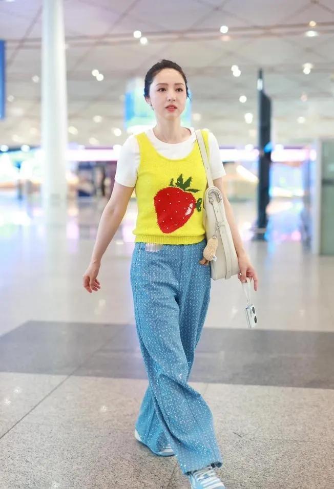 这真的是40+？太嫩了吧！😱黄色草莓背心也太减龄了，完全是少女穿搭模板。搭