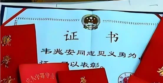 2003年的珠海，23岁保安冒死救下正在被三名歹徒侵犯的女教师，谁料，两年后，他