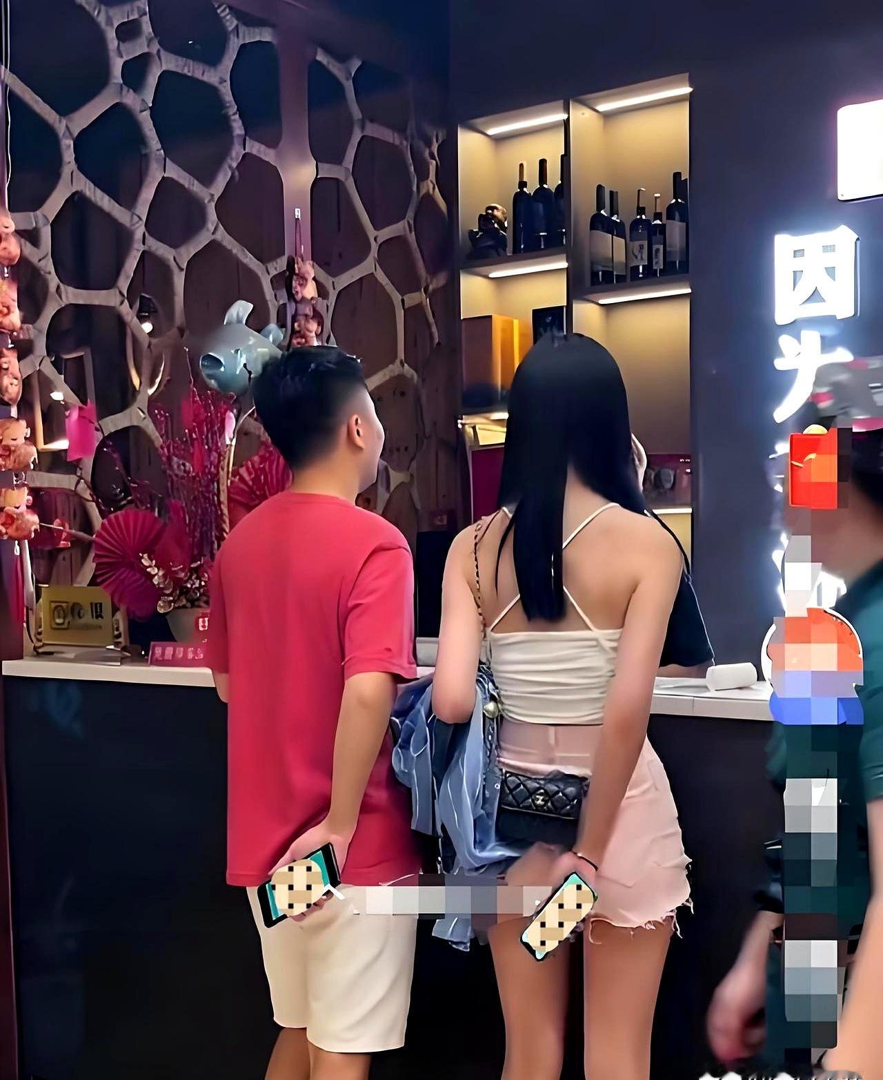 出门住个店也能被问“要不要玩儿”？有时候比外卖催单还勤，真让人瞬间清醒。我和老