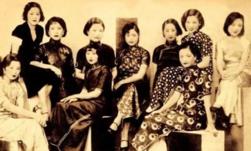 1920年，“狗肉将军”张宗昌娶14岁的朱宝霞为21姨太太。新婚夜，张宗昌喝的迷