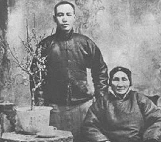 1965年，蒋介石和宋美龄亲自到机场接人，飞机降落后，蒋介石亲自上前扶她，看到这