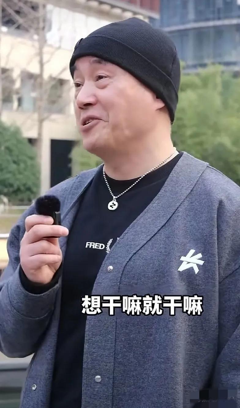 上海这名55岁的丁克男子，滔滔不绝的说：“人生就要活的随心所欲，事实告诉我们，指