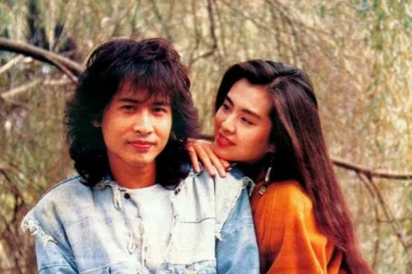 1986年，19岁的王祖贤与26岁的齐秦因戏生情，两人相恋15年。直到2000年