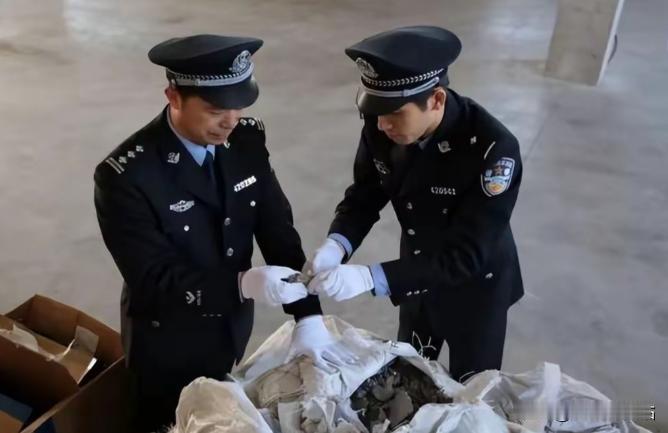 稀土走私案曝光：内鬼与境外势力勾结，偷偷将稀土运出国，他们为了稀土绞尽脑汁，花样