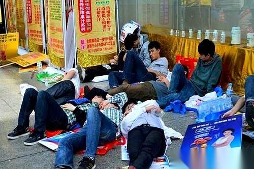 提前半小时，我把今天第500个零件的活儿干完了。刚松口气，想靠着机器歇一下腿。