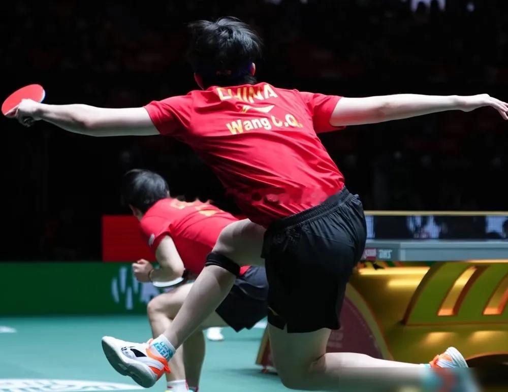 原来孙颖莎的小个，才是混双的隐藏王牌！王楚钦在身后接球时，孙颖莎能唰地蹲下去，