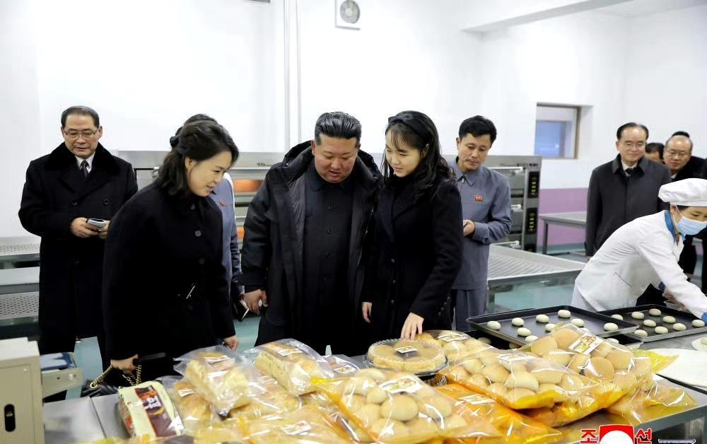 金正恩、李雪主和金主爱出席公共活动。​​​