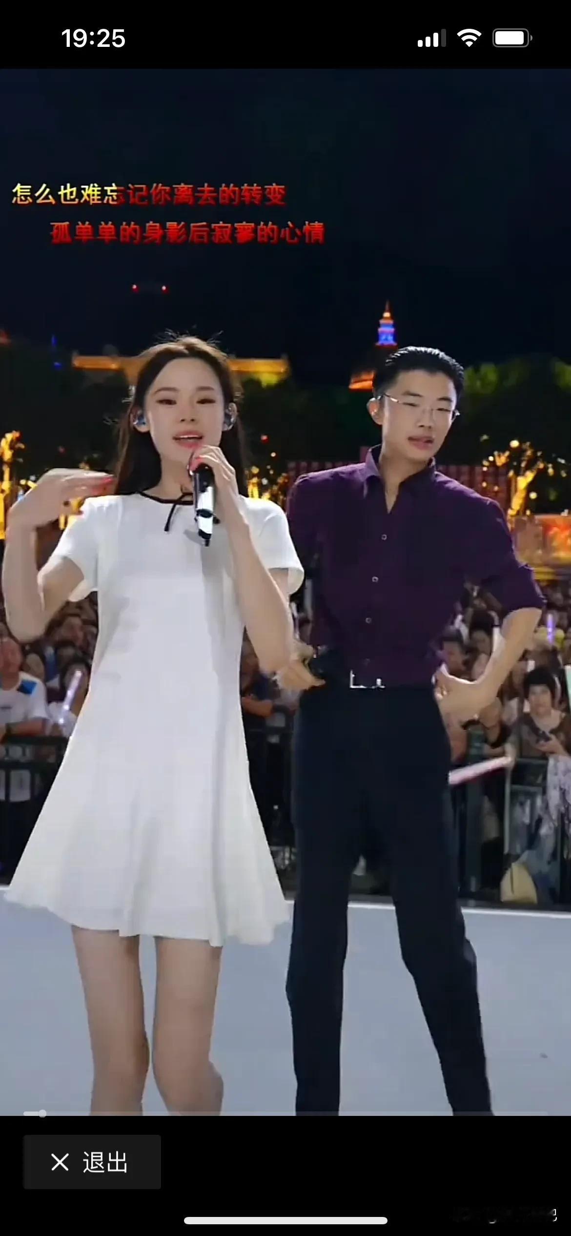 郭有才也开始慢慢退出舞台了，由他老婆苏畅带来的天籁之音，一展歌喉，独特风格和走音