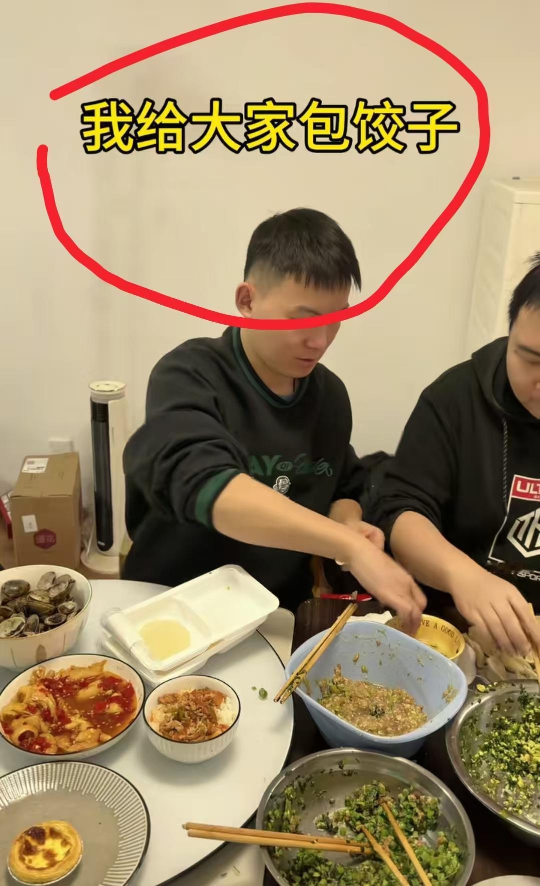 我终于知道为什么谢浩男现在还没有女朋友，却依然笑得这么开心，原来他有很多女性女