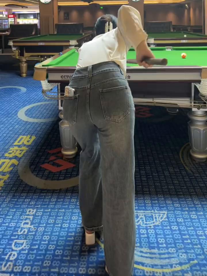 把你屁股最大、最骚的闺蜜介绍给我，微信转你三百块。