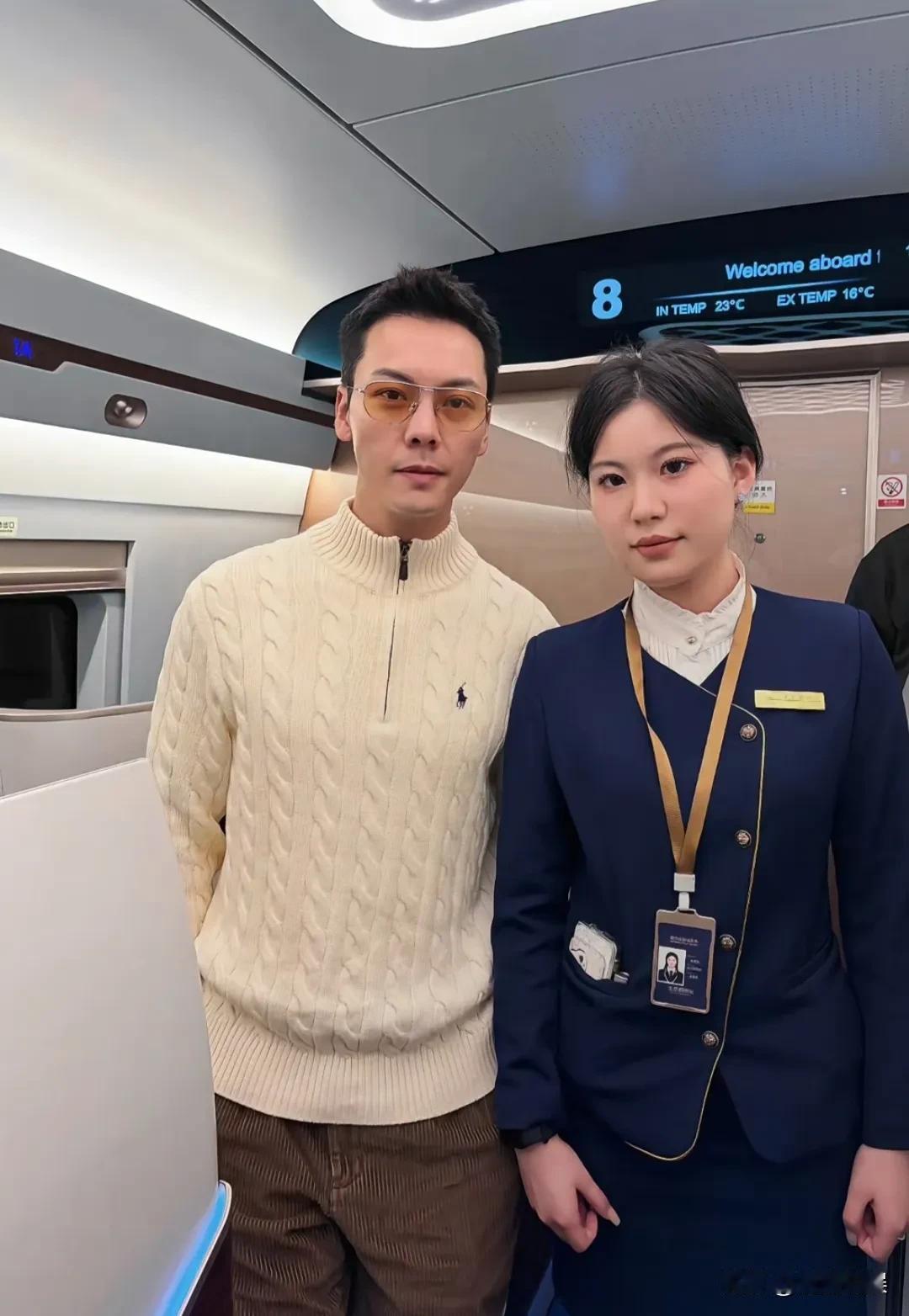 陈伟霆坐高铁去沈阳参加活动，与列车员姐姐同框。40岁的他，脸很小很紧致，身材高