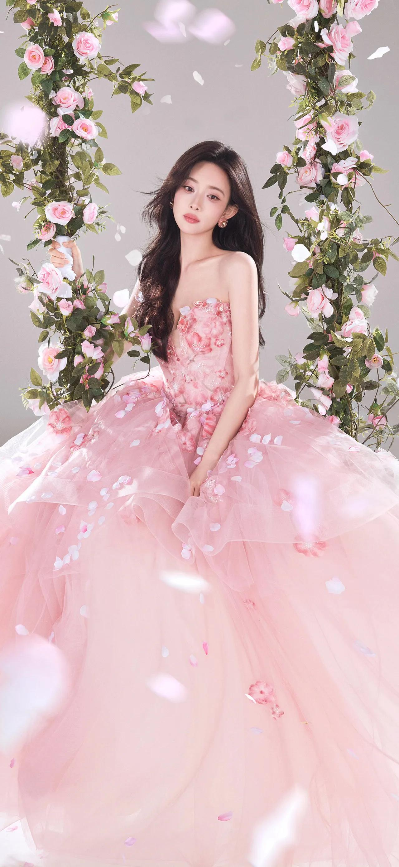 美女壁纸～孟子义，以花为序，赴一场春日的浪漫邀约。粉色抹胸礼裙如同揉碎的樱花与玫