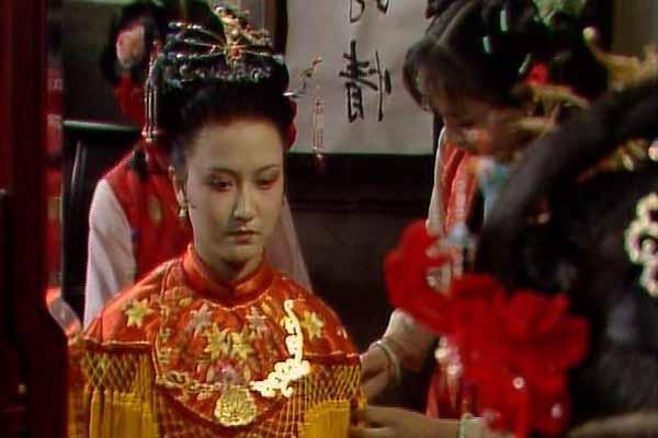 可是在婚前，据平儿的转述：“因有什么孙大人家来和咱们求亲，所以他这两日天天弄个帖