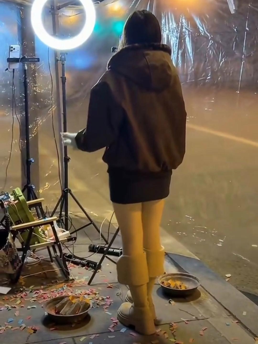 深夜的成都街头直播的女主播和她的观众等单的外卖骑手